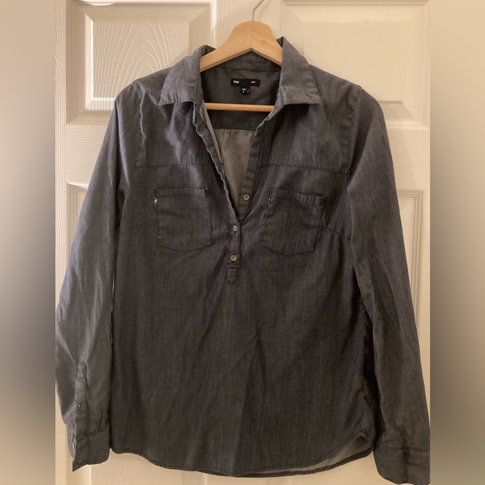 Gap chambray pullover half button up. Size S